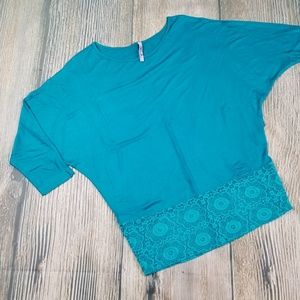 New SUPERLINE teal lace bottom hem blouse